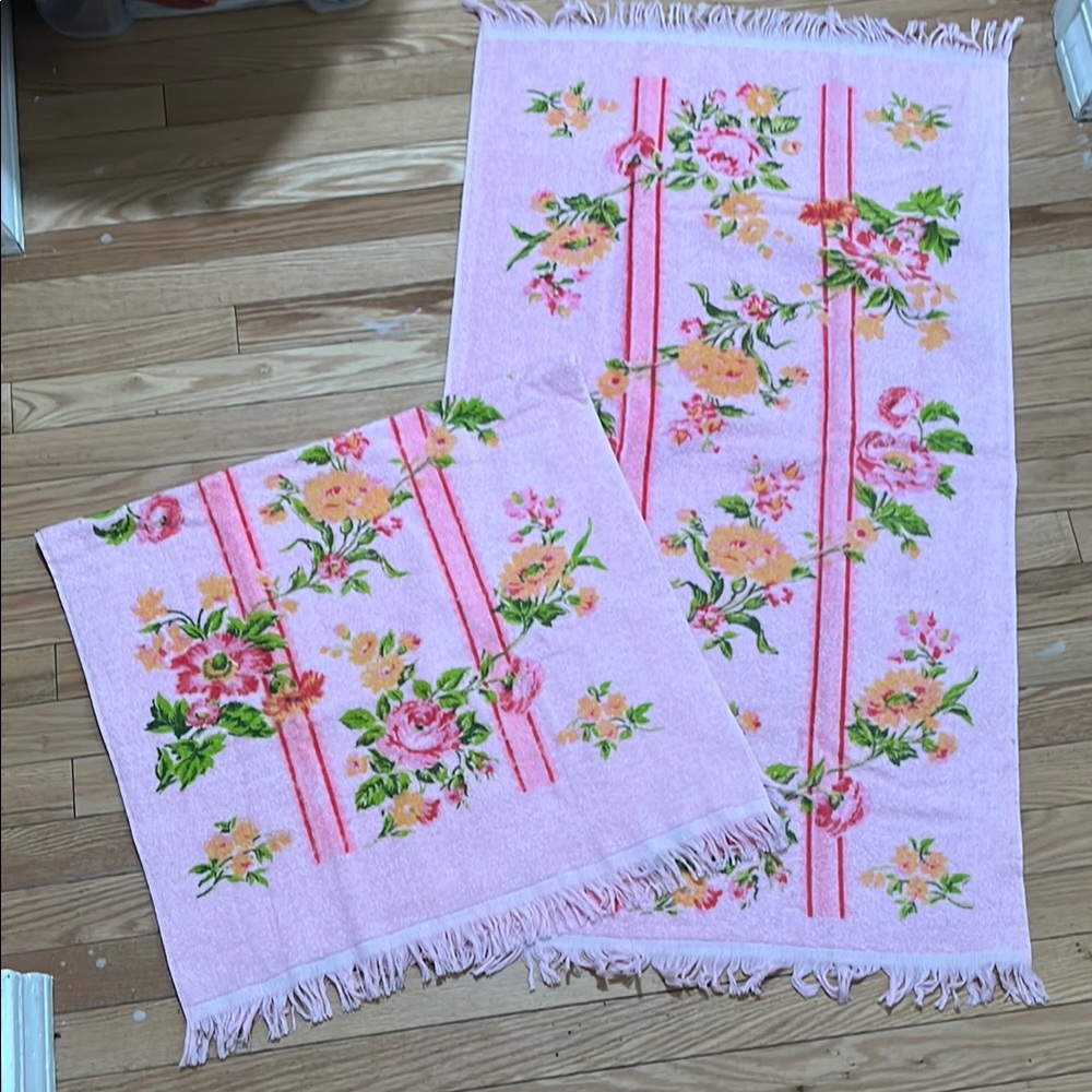 Vintage 1970 Floral Pink and Green towel set brand new dead stock